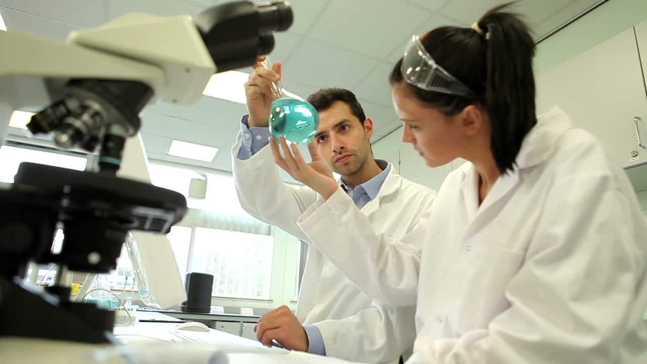 estudiantes de química mirando el químico azul