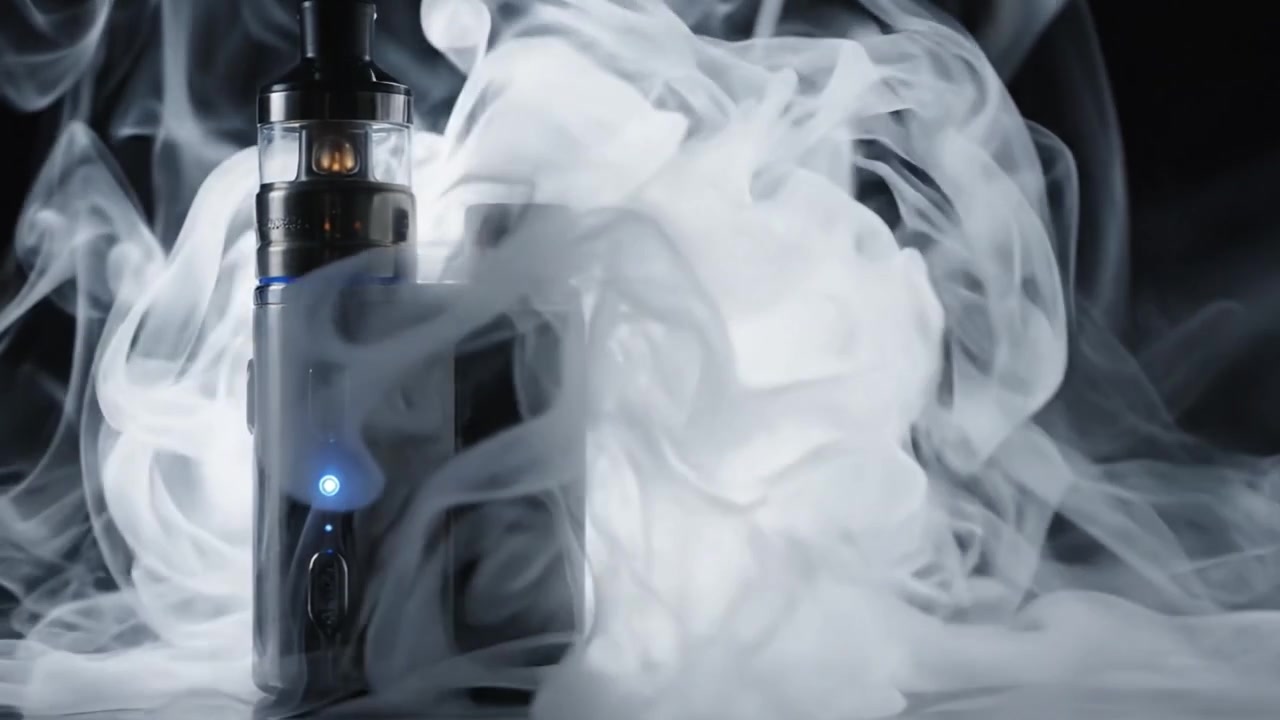 Een Close-Up van een Stijlvol Vape-apparaat met Verlichte Kenmerken, Omringd door Etherische Dampwolken, Waarbij de Essentie van de Moderne Vapen-cultuur Wordt Vastgelegd.