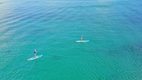 Pareja-A-Bordo-De-Sup-Remando-Sobre-Aguas-Turquesas-De-República-Dominicana