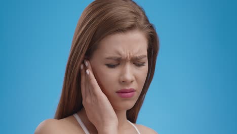 woman experiencing ear pain