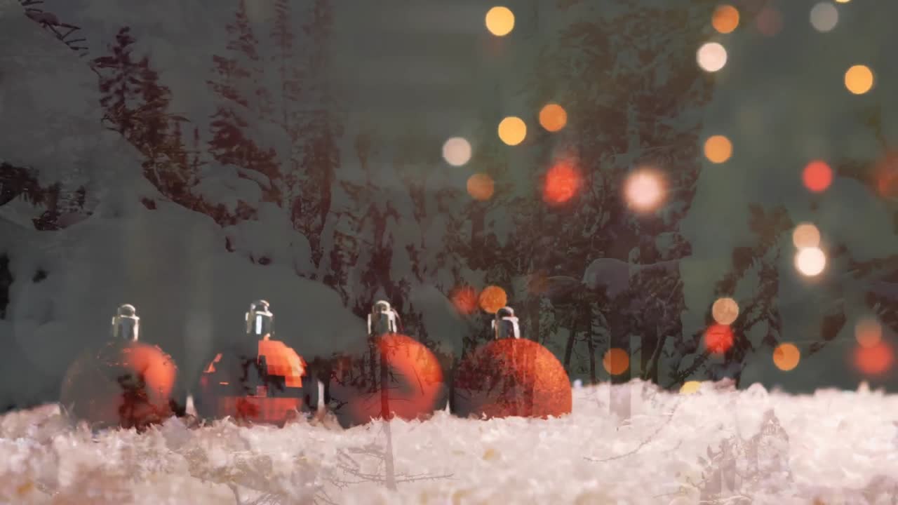 Animation af røde julekugler, lyskæder over vinterlandskab