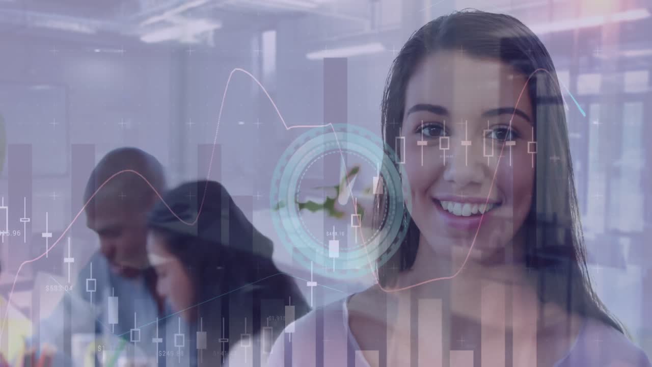 animación del reloj, estadísticas y procesamiento de datos financieros sobre una mujer de negocios que usa una tableta