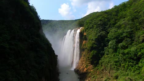 Toma-Aérea-De-Drones-De-La-Caída-De-Agua-Tamul-En-San-Luis-Potosí-México,-Caída-De-Agua-Tamul-México,-Tiro-Hacia-Atrás-En-Dron-De-Cascada