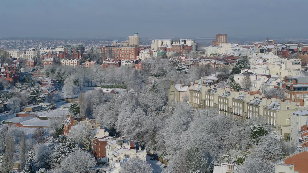 겨울철 영국 노팅엄에 있는 주택의 공중 영화 드론 샷