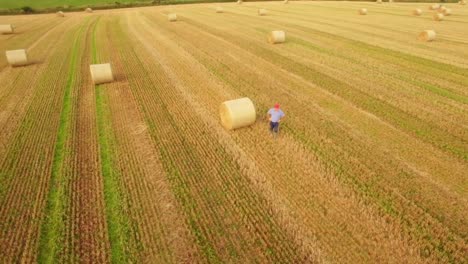 Imágenes-De-Drones-De-Un-Granjero-Trabajando