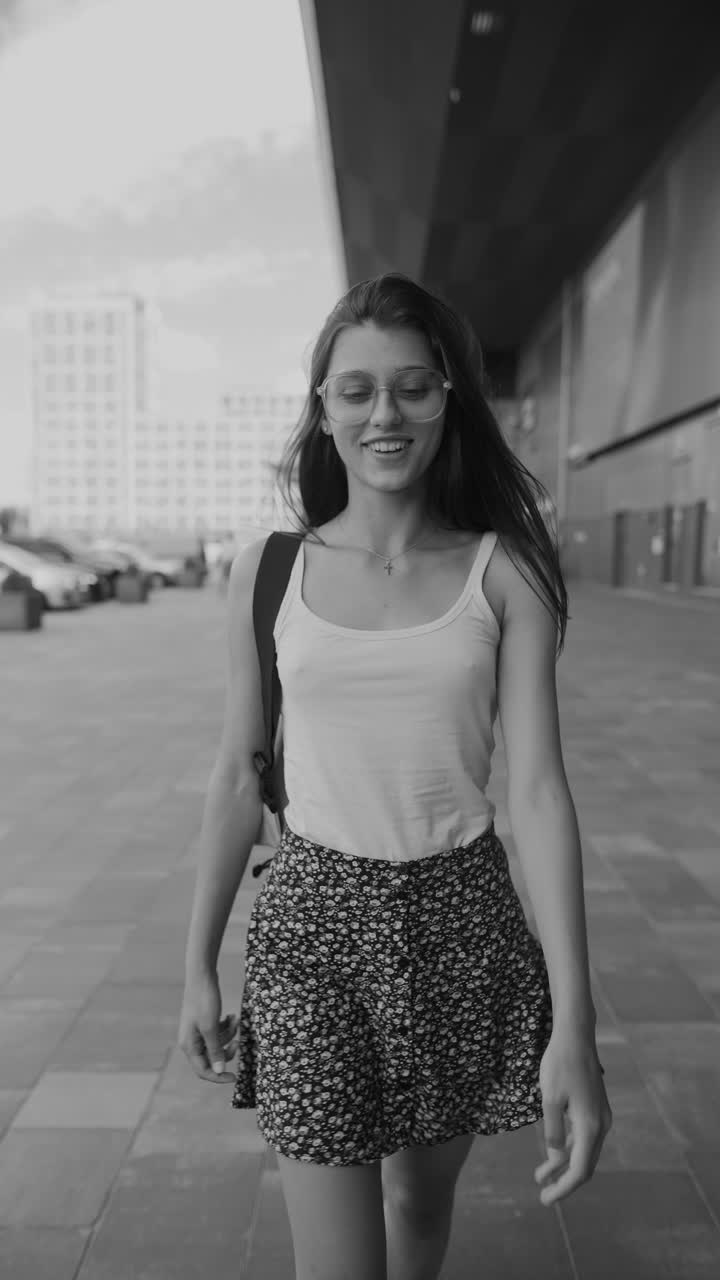 Una mujer joven caminando por la ciudad.