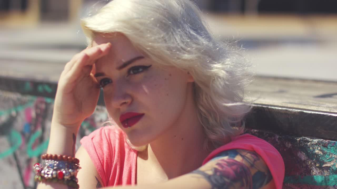 태양을 바라보는 문신을 한 젊은 여성