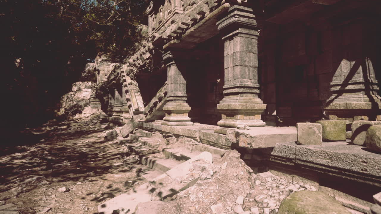 Antiche rovine di templi in Cambogia circondate da un lussureggiante paesaggio della giungla