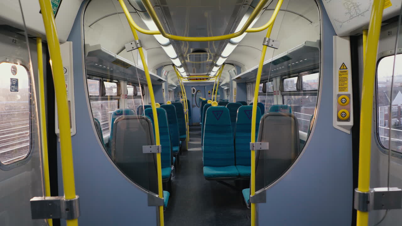 viajando en el tren de londres durante el bloqueo de covid