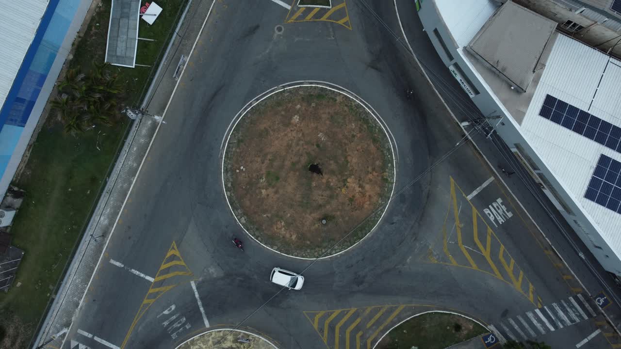 vista aérea de un pequeño cruce de tráfico en una carretera tranquila