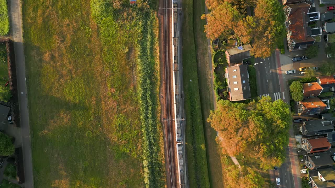vista de pájaros de un tren que viaja por el ferrocarril