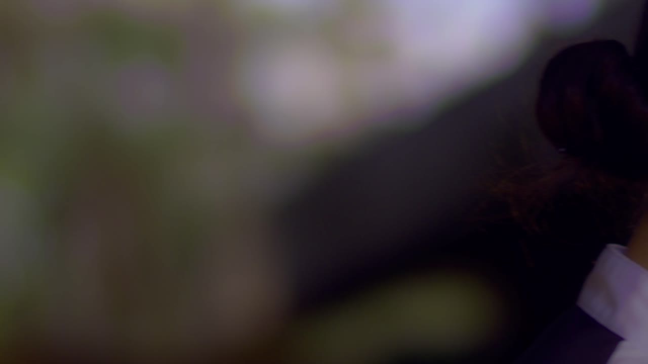 retrato de una mujer a caballo preparada para la competencia