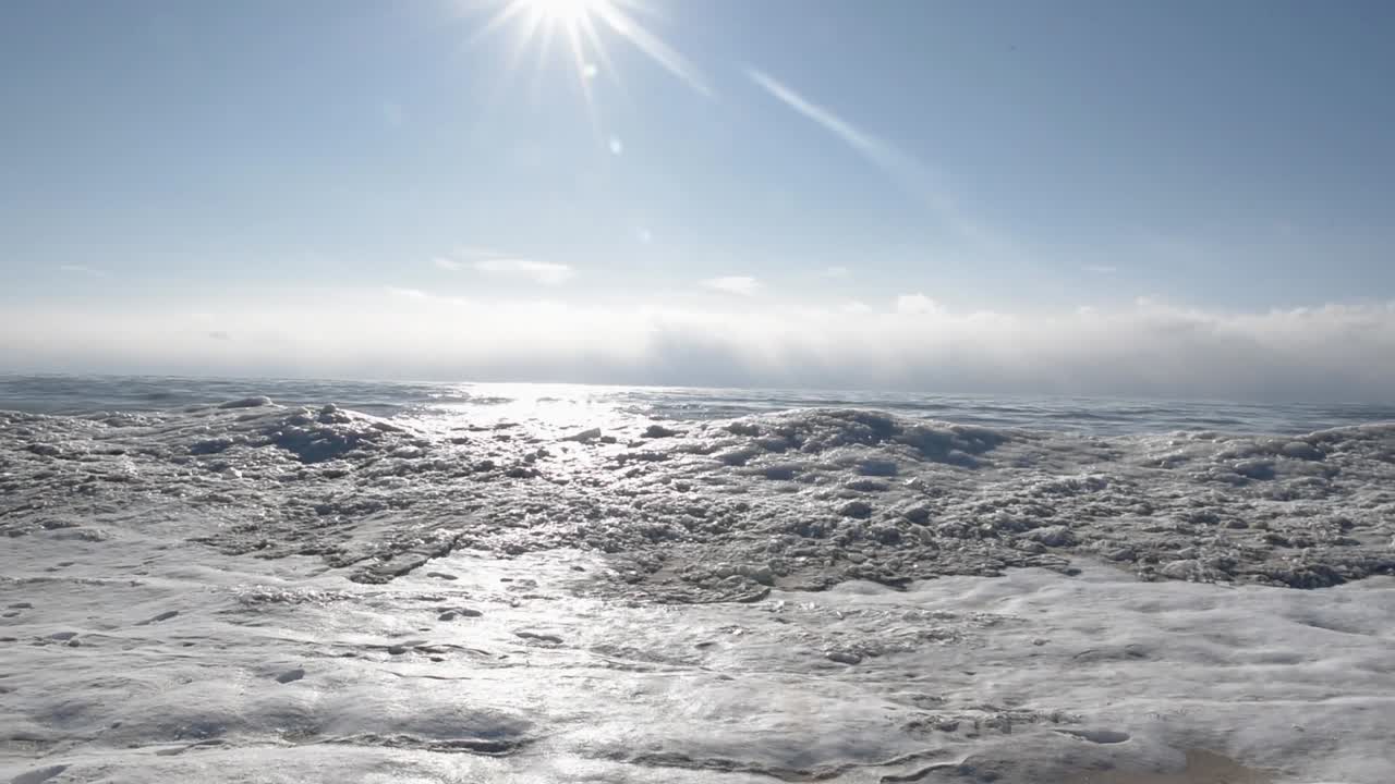 얼음과 눈이 덮힌 해변. 슬라이더 운동