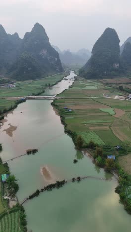 paisaje rural de cao bang, vietnam - ríos y montañas cársticas, verticales