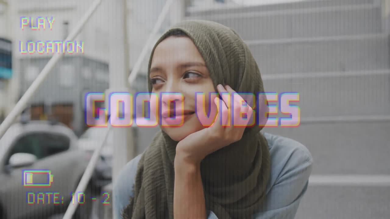 анимация текста вибрирует над улыбающейся женщиной