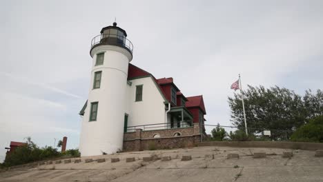 Historic-Point-Betsie-Lighthouse-In-Frankfurt,-Michigan-Entlang-Des-Michigansees-Mit-Kardanischem-Video,-Das-Seitwärts-Geht