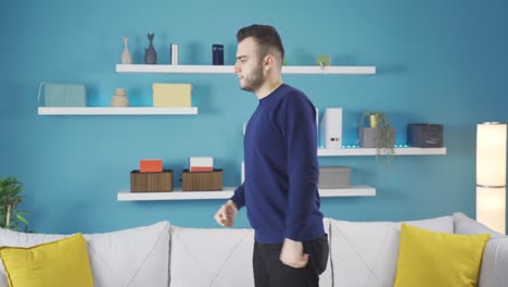el joven que se motiva a sí mismo y le da moral se está volviendo más fuerte.