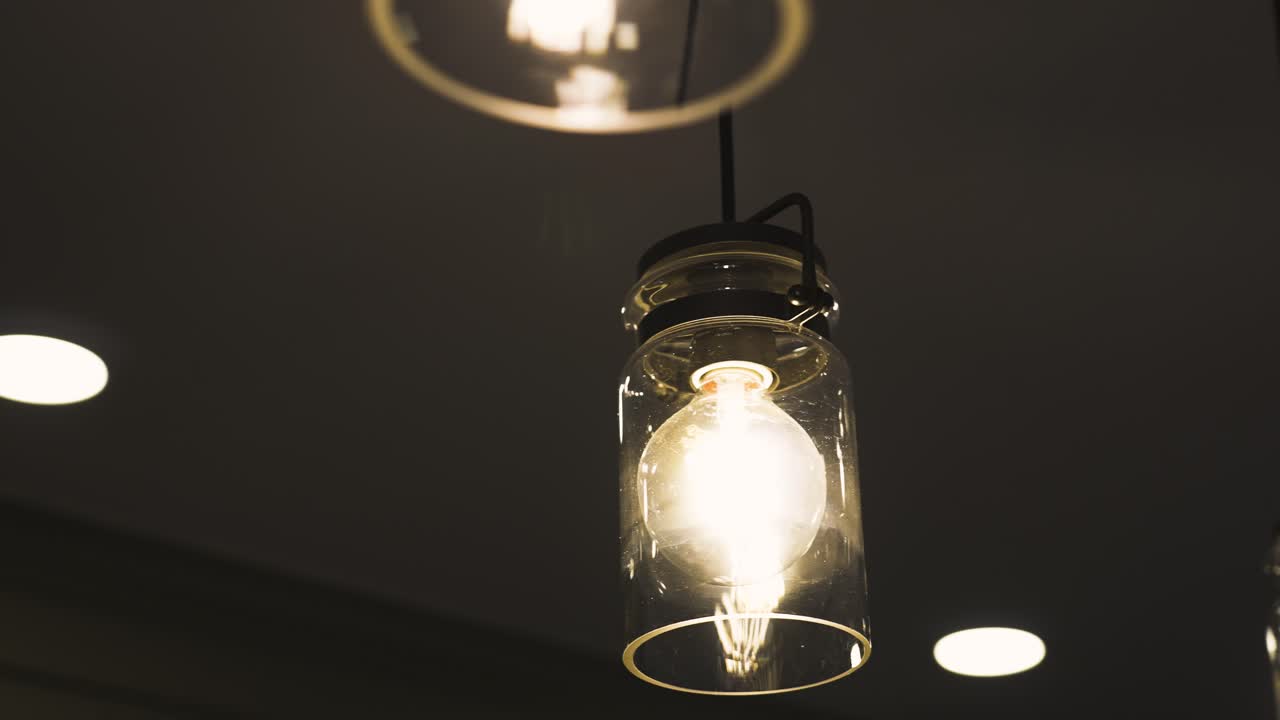 현대 인테리어 디자인 스타일의 특징인 주제 주변의 낮은 각 회전