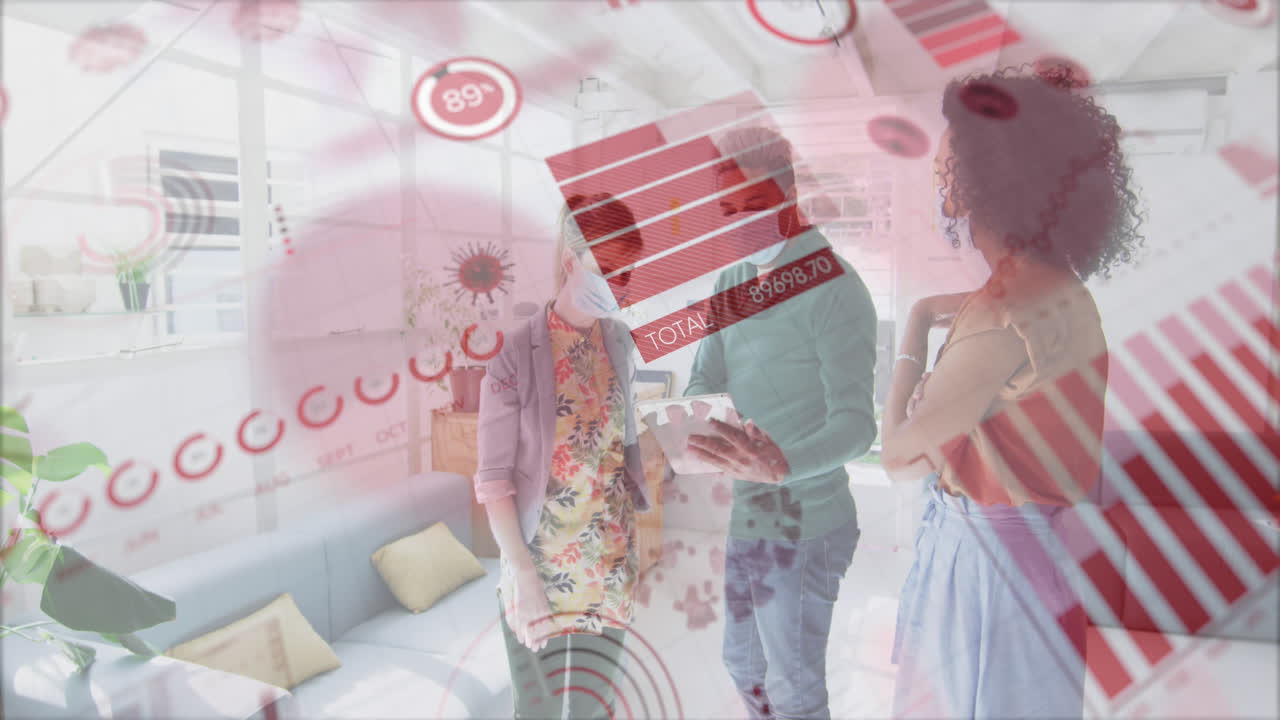 사무실에서 마스크를 쓰고 있는 동료들과 함께 통계를 보여주는 디지털 인터페이스의 애니메이션