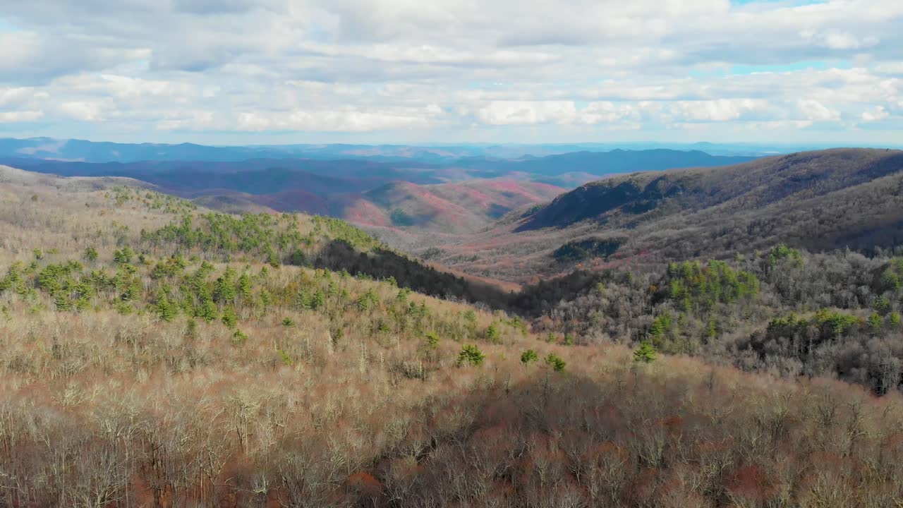 video aéreo de drones de 4k de los acantilados de la cala perdida en la avenida blue ridge cerca de linville, nc