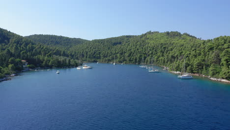 Increíble-Paisaje-Aéreo-De-La-Bahía-De-Panormos-En-La-Isla-De-Skopelos,-Espóradas,-Grecia.