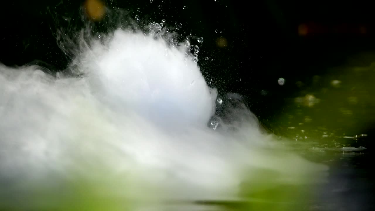 물 위의 건조한 얼음