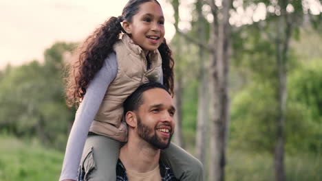 padre e hija disfrutando de un paseo por el parque