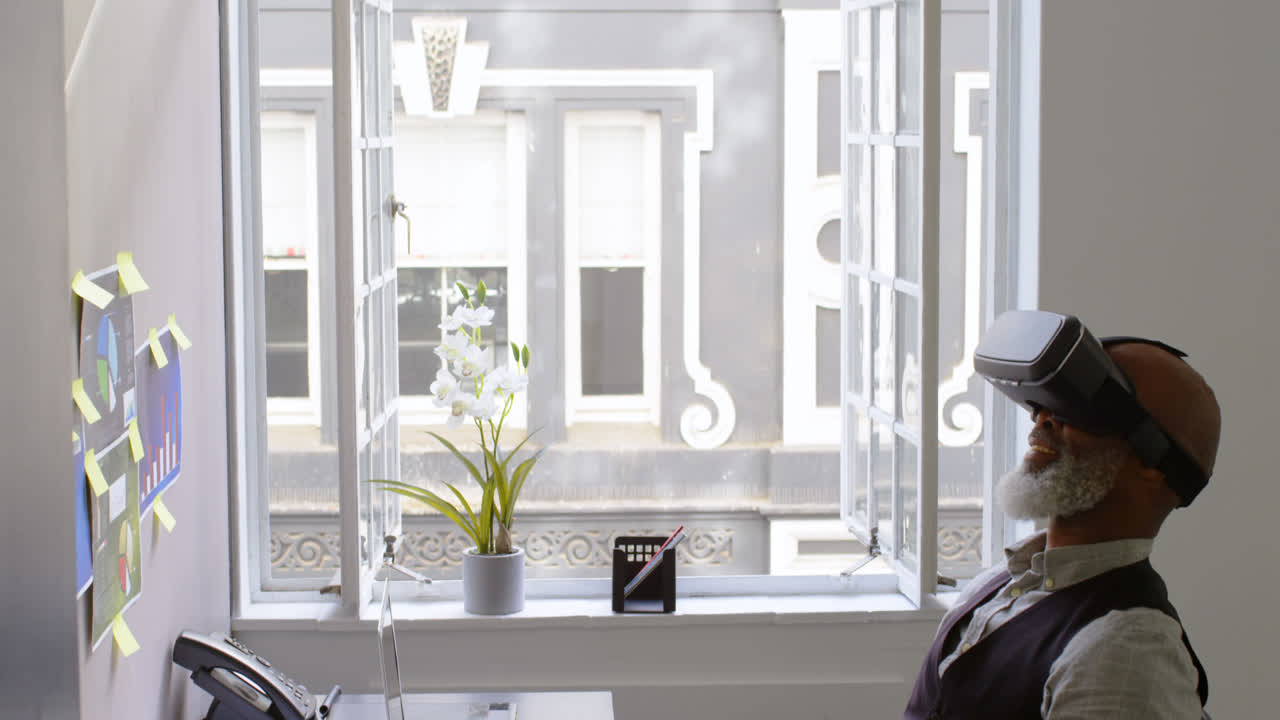 4k 데스크에서 가상 현실 헤드 ⁇ 을 사용하는 사업가