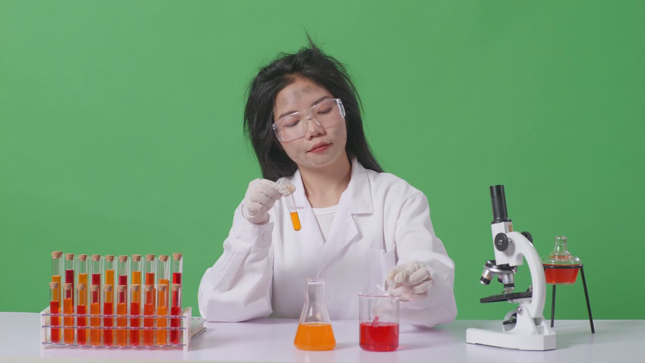 실험실에서 여성 과학자