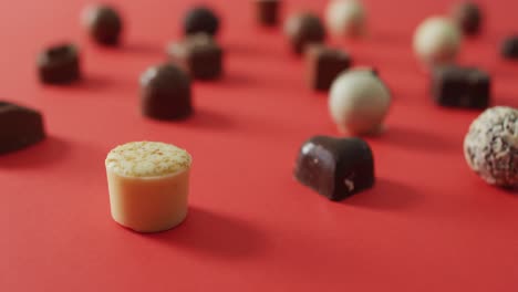 Chocolates-Blancos-Y-Negros-Sobre-Fondo-Rosa-En-El-Día-De-San-Valentín