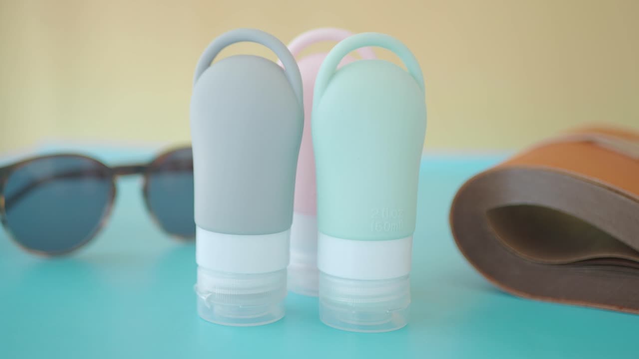 botellas de viaje, gafas de sol y un cuaderno