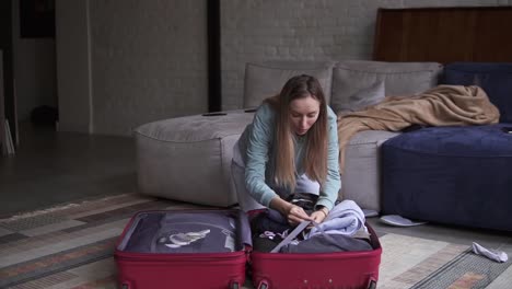 mujer doblando la maleta, preparándose para el viaje por carretera preparando, equipaje para las vacaciones