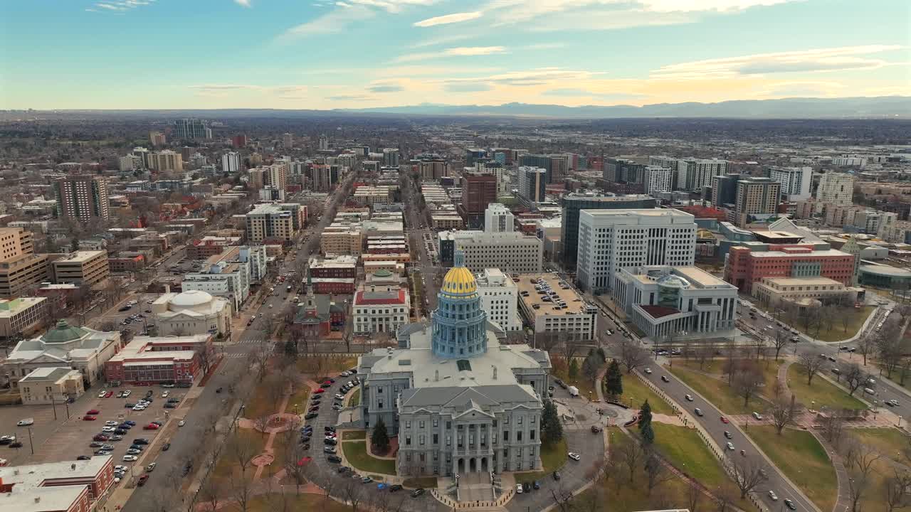 Luftdrone, der flyver mod den gyldne kuppel på Colorado State Capitol Building og Civic Center Park i Denver centrum