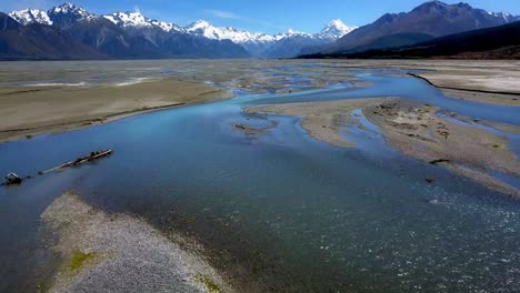 inclinación aérea sobre el río tasman para revelar mt cook en el horizonte