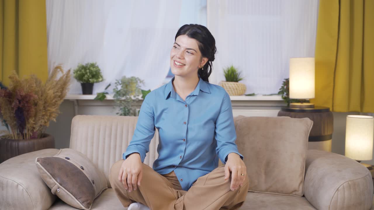 행복하고 평화로운 젊은 여성.