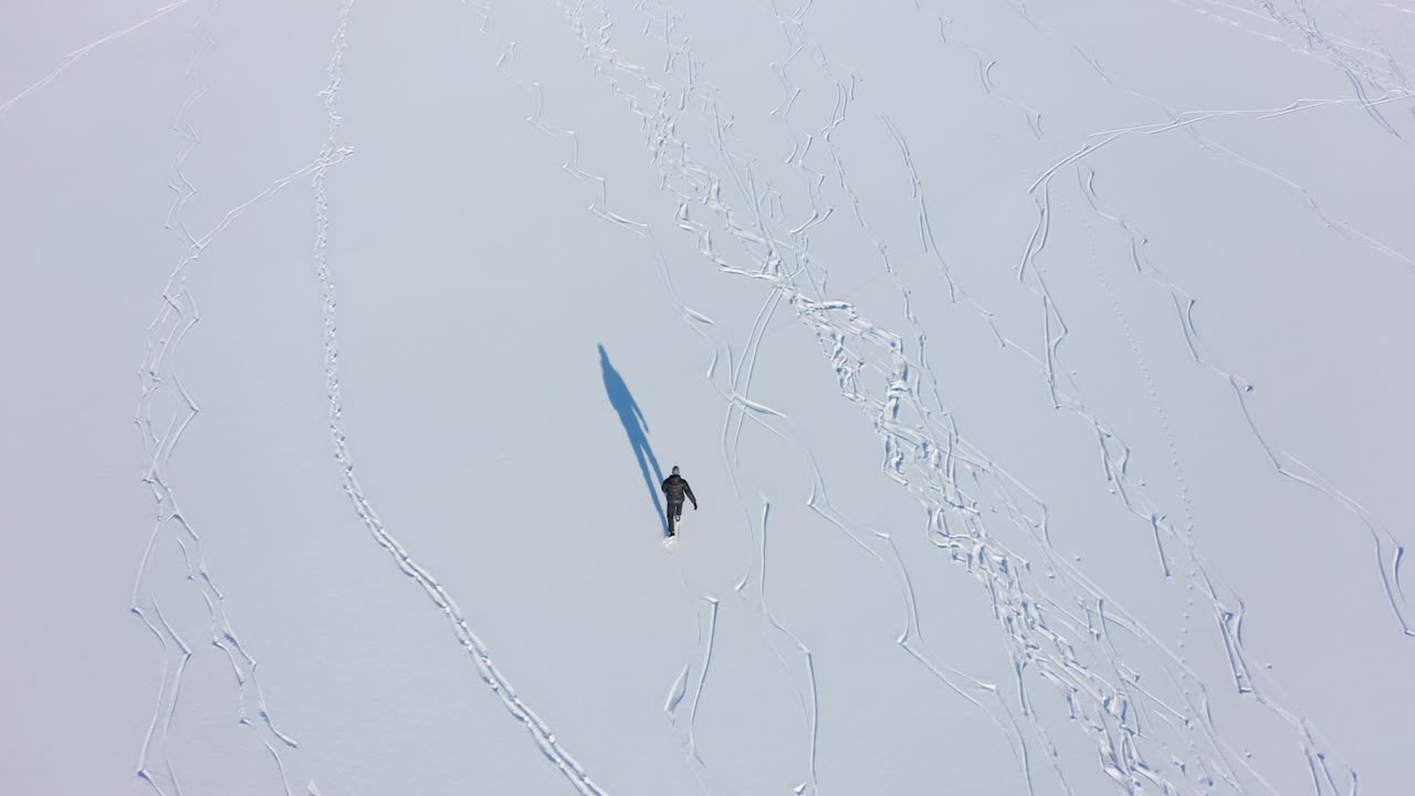 vista aérea de la dura figura de patinaje sobre hielo en stamnes vestland noruega - antena de arriba hacia abajo