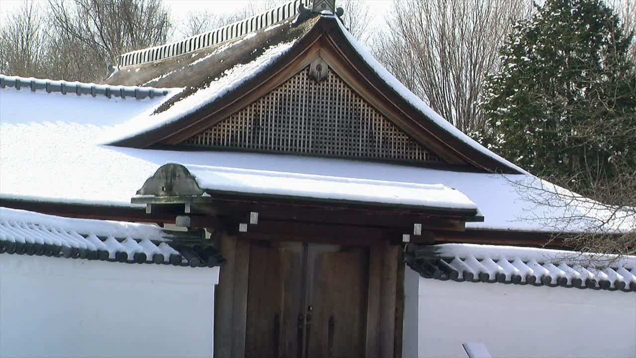 puerta de entrada y casa japonesa en invierno