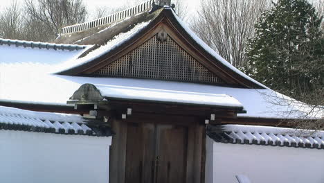 Eingangstor-Und-Japanisches-Haus-Im-Winter