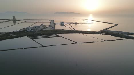 Antena-Del-Estanque-De-Sal-De-Trapani-Que-Establece-Un-Paisaje-Panorámico-En-Las-Islas-Egadi,-Italia