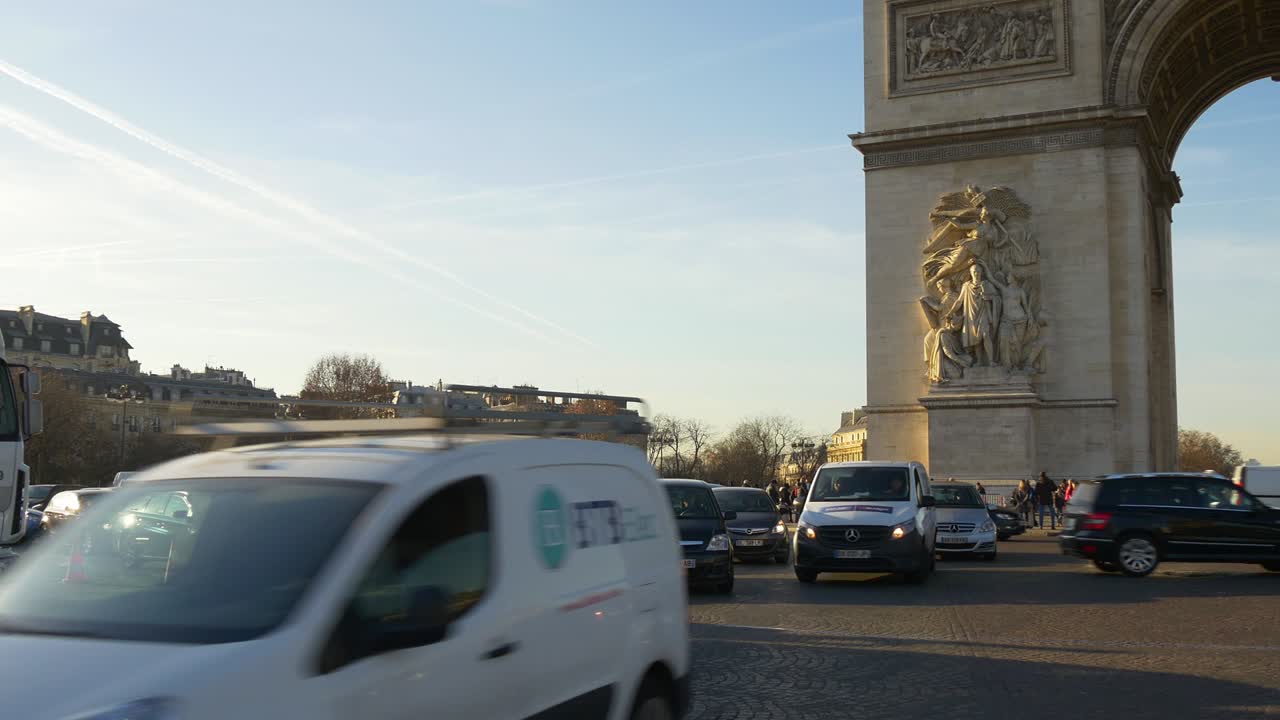 파리 시의 유명한 트리팔 아치, 트래픽 서클, 프론트 파노라마, 4k
