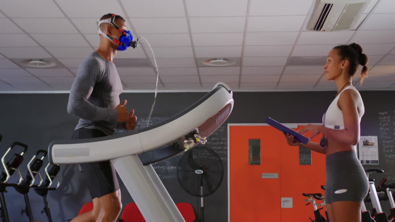 Runner using metabolic gas analyser