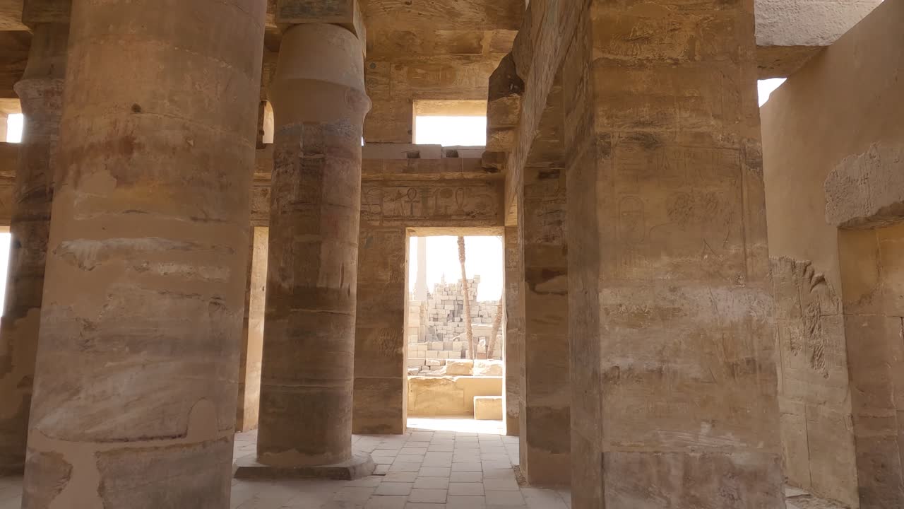 mirando a través de columnas de arenisca en el complejo del templo de karnak en egipto