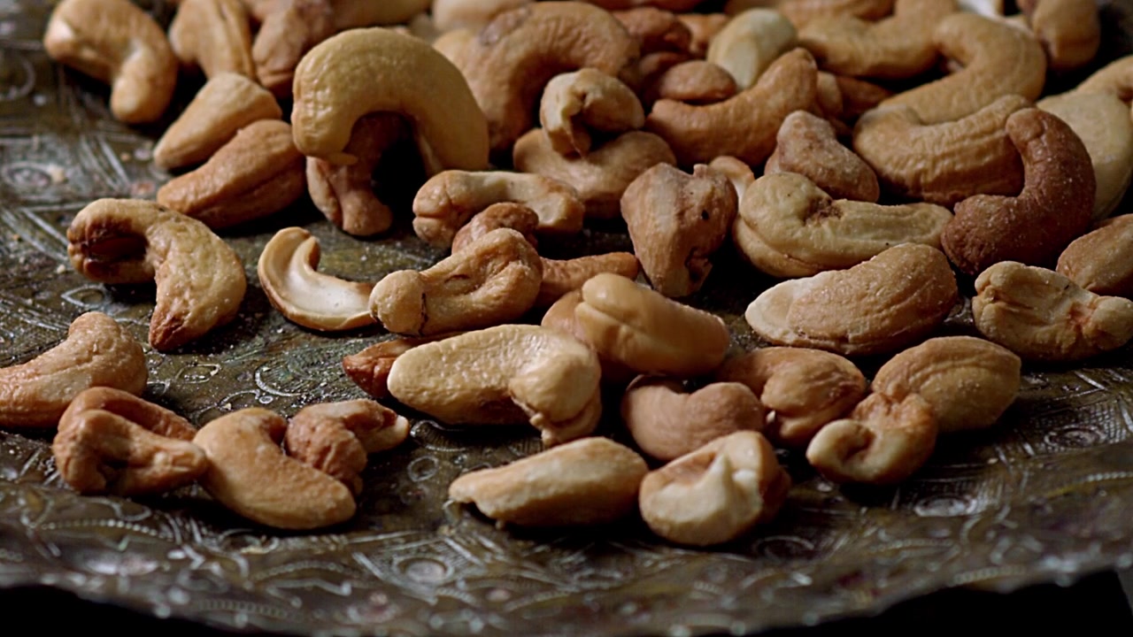 Scena al rallentatore, snack esotici secchi e deliziosi, spuntini croccanti e sani.