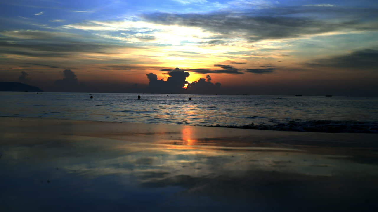 In piedi a guardare l'alba a Da Nang al mattino.