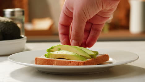 haciendo tostadas de aguacate