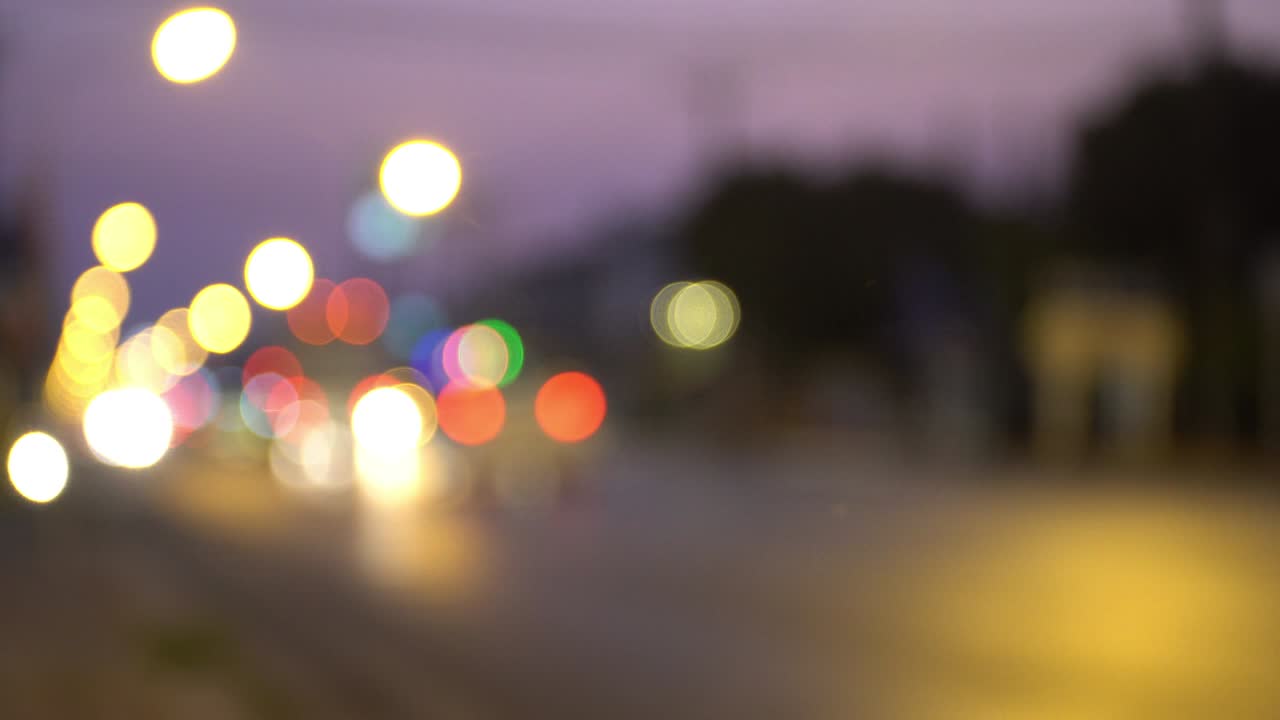 luces bokeh de 4k, ciudad ocupada con tráfico. filmado en bangkok, tailandia