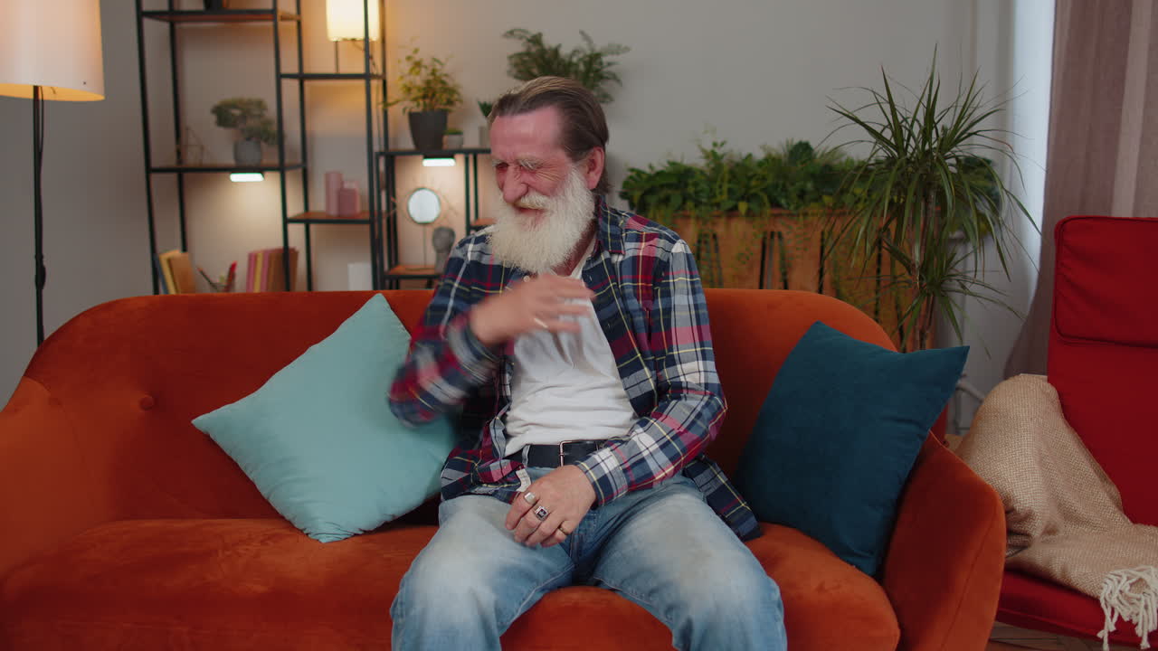 우스스러운 농담, 재는 농담을 듣고 큰 소리로 웃는 고령자, 무관심한 느낌, 재미