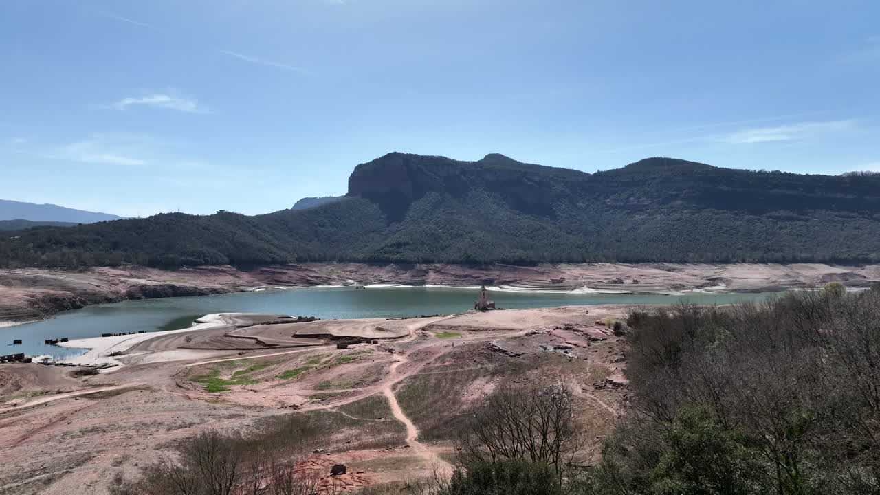 ⁇ 빛 에 빛나는 사우 우드 랜드 계곡 과 낮은 저수지 물, 카탈로니아, 스페인