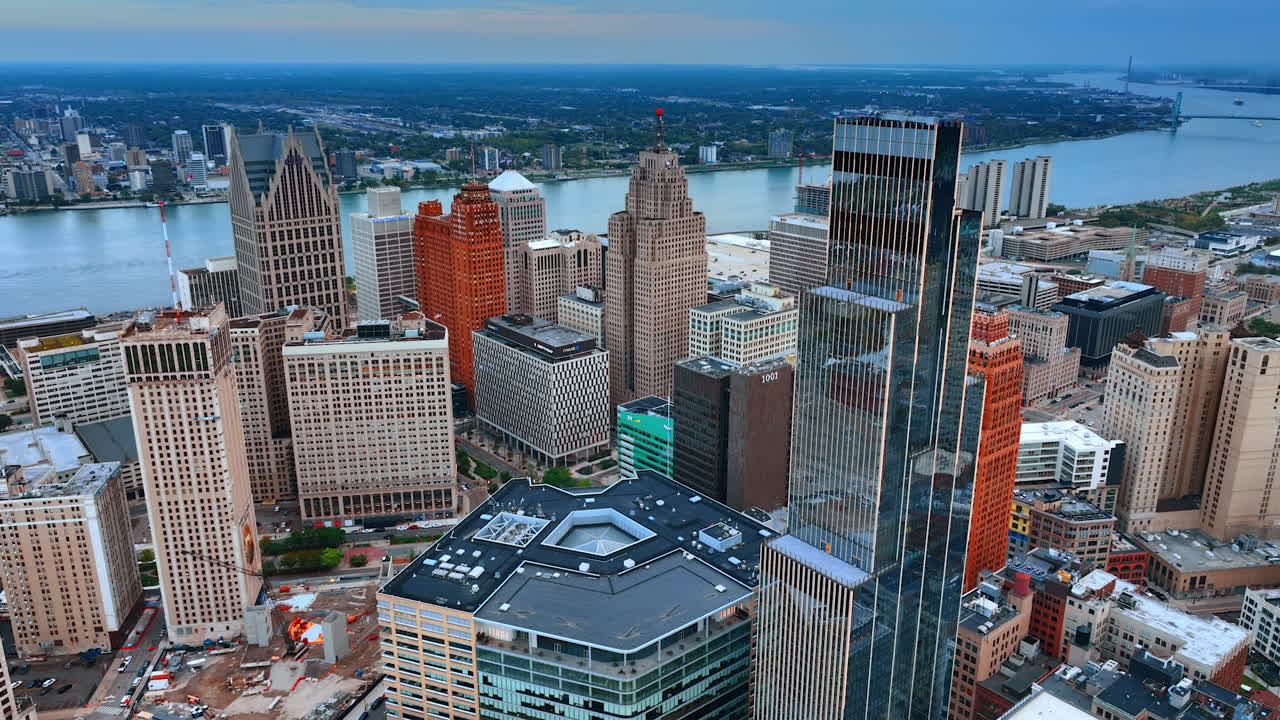 Detroit, USA, 28 luglio 2025: Direzione verso i grattacieli sul lungomare del fiume Detroit. Filmato con drone sul centro di Detroit, Michigan, USA al tramonto