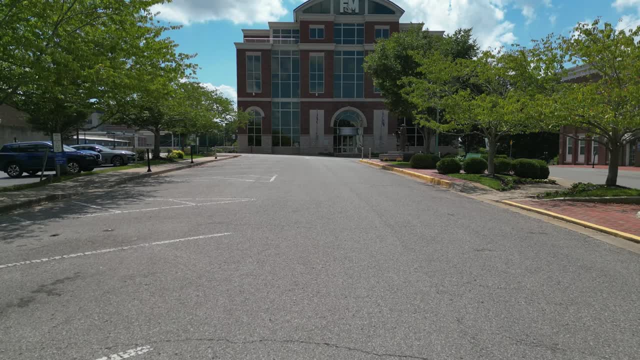 테네시 주 클라크스빌 시내의 공공 광장에 위치한 f&m 은행을 향해 낮게 날아가고 있습니다.